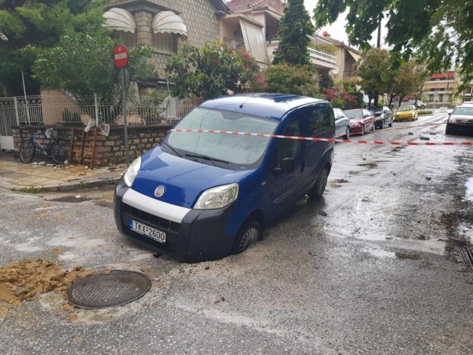 Σε καθίζηση του εδάφους κόλλησε αυτοκίνητο στα Τρίκαλα (φωτο)