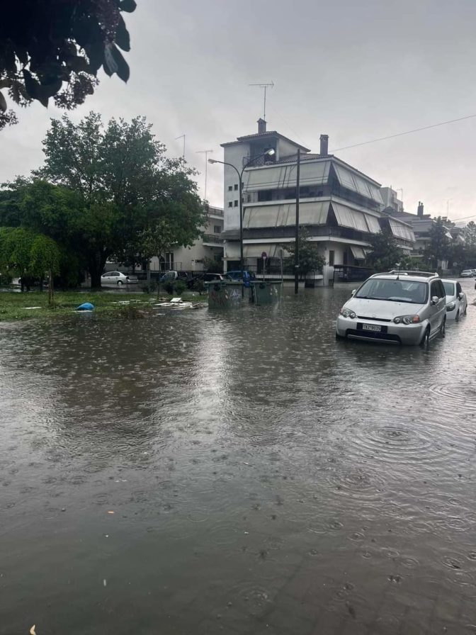 Τρίκαλα: 140 κλήσεις στην Πυροσβεστική – Απεγκλωβίστηκαν 13 άτομα