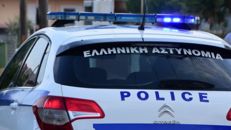 Σοκ στον Τύρναβο: Άντρας αποπειράθηκε να πατήσει τη σύζυγό του και το παιδί τους