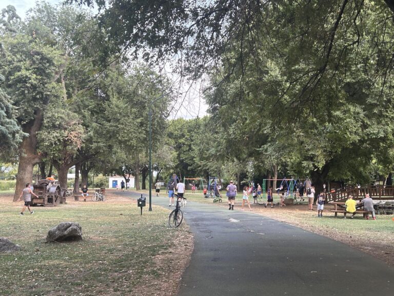 Το πάρκο του Αη Γιώργη: Ο πράσινος πνεύμονας των Τρικάλων για αναψυχή και άθληση