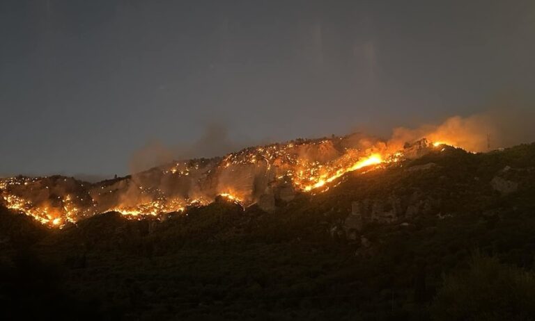 Τραγωδία στο Ξυλόκαστρο: Εντοπίστηκαν δύο απανθρακωμένες σοροί καθώς μαίνεται η ανεξέλεγκτη φωτιά