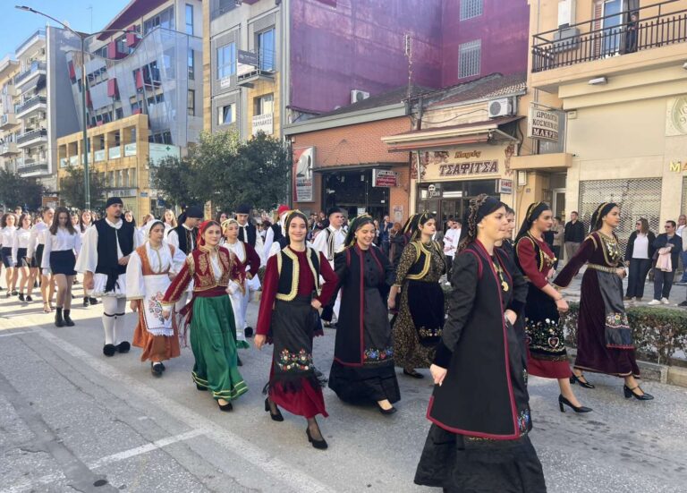 Με λαμπρότητα και εθνική υπερηφάνεια η παρέλαση της 28ης Οκτωβρίου στα Τρίκαλα