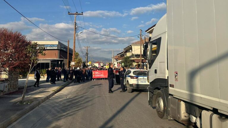 Μπλόκο σε φορτηγά με πυρομαχικά που κατευθύνονταν στην Ουκρανία έβαλαν το ΚΚΕ και η ΚΝΕ στον Τύρναβο (VIDEO-ΦΩΤΟ)