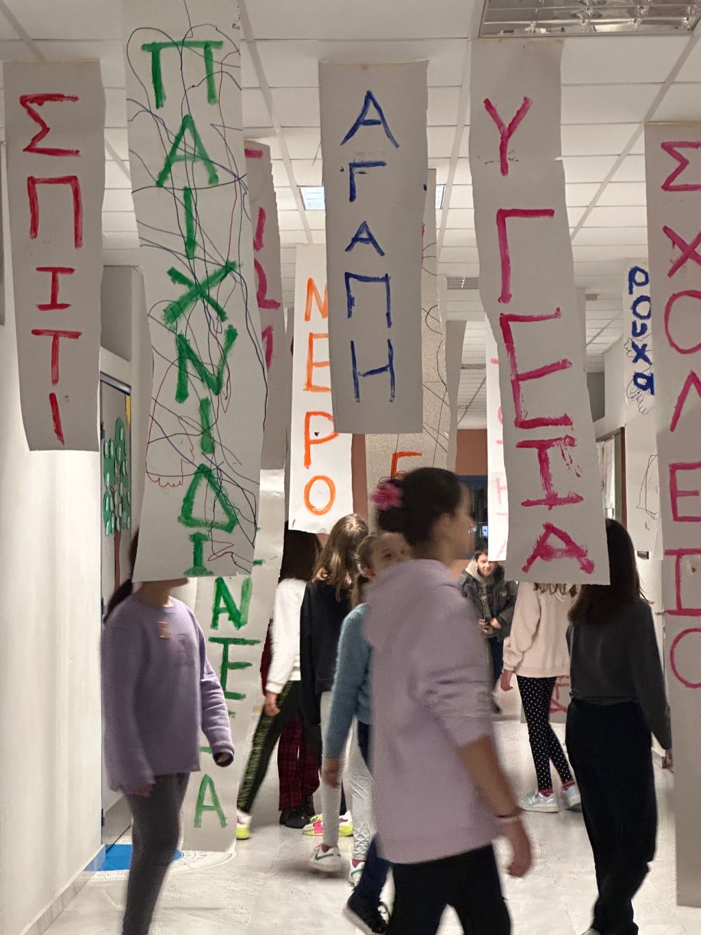 Εικόνα που περιέχει παπούτσια, ρουχισμός, άτομο, γυναίκα

Περιγραφή που δημιουργήθηκε αυτόματα