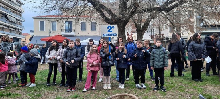 Χριστουγεννιάτικη μελωδία ακούστηκε στις Διευθύνσεις Εκπαίδευσης Τρικάλων