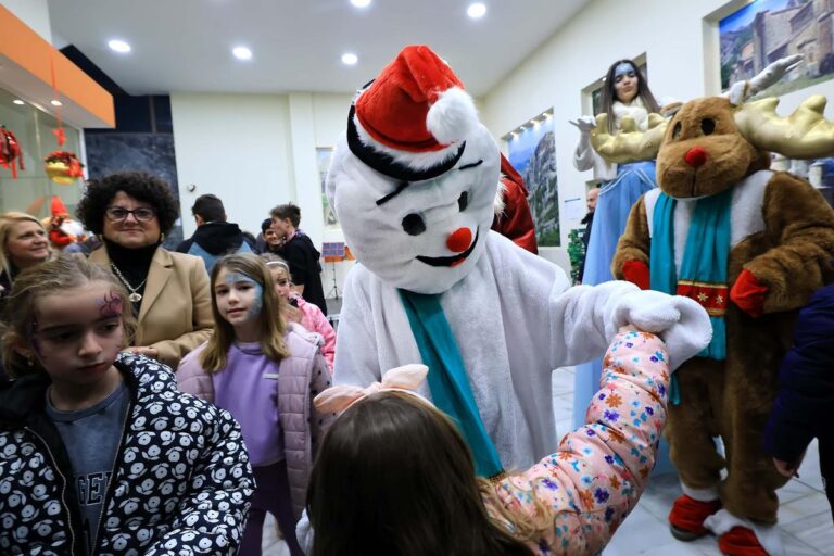 Η Περιφέρεια Θεσσαλίας έφερε τα Χριστούγεννα και στα Τρίκαλα με μια μαγική γιορτή για τα παιδιά