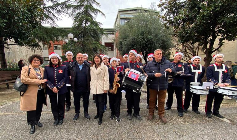 Κάλαντα και ήχοι Χριστουγέννων από τη Δημοτική Φιλαρμονική Τρικάλων στον Δήμαρχο και σε όλη την πόλη