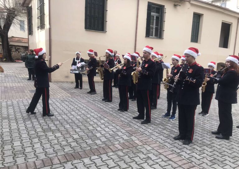 Η Δημοτική Φιλαρμονική Τρικάλων έφερε τα Χριστούγεννα στο Πνευματικό Κέντρο