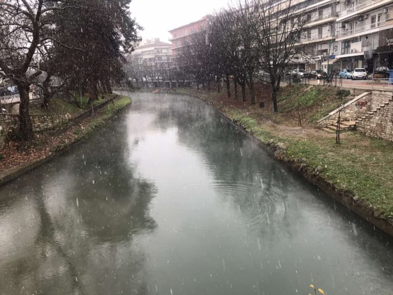 Χιονόπτωση στα Τρίκαλα: Μαγευτικές στιγμές στον Ληθαίο και χαμόγελα στην πόλη