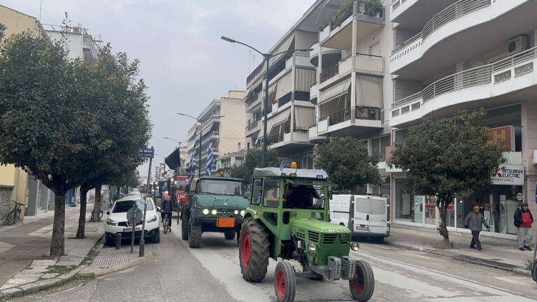 Μαζική διαμαρτυρία αγροτών – "Παρέλυσε" το κέντρο των Τρικάλων από τα τρακτέρ